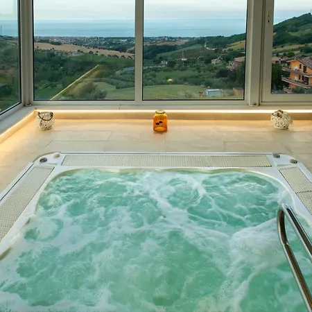 Susanna Degli Ulivi - & Hotel Colonnella