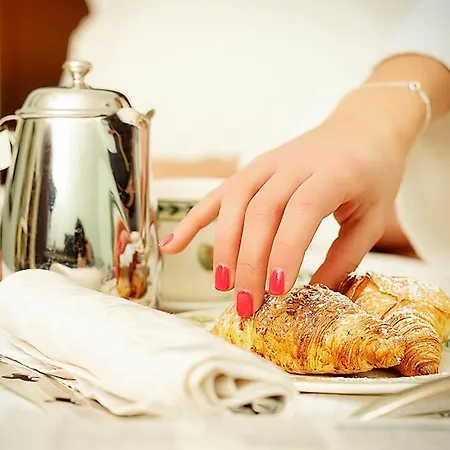 Susanna Degli Ulivi - & Hotel Colonnella