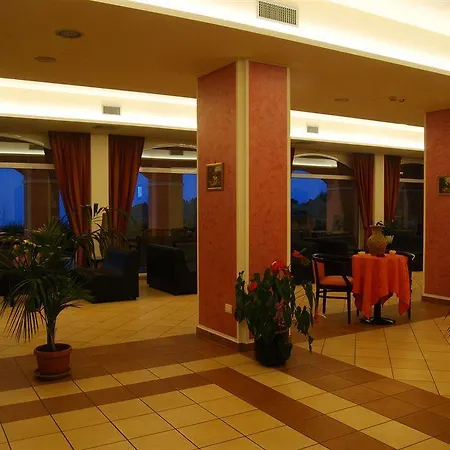 Susanna Degli Ulivi - & Hotel Colonnella